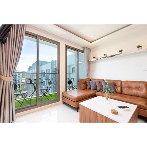 Rare XXXL Swimming Pools Resort - 500Mbps Blazing Fast Free WIFI - Top Floor Pool View Balcony - Gym - Sauna - Kids Playground - Supermarkets