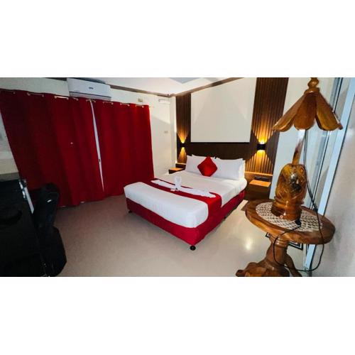 Red Palm Inn balcony room with Netflix