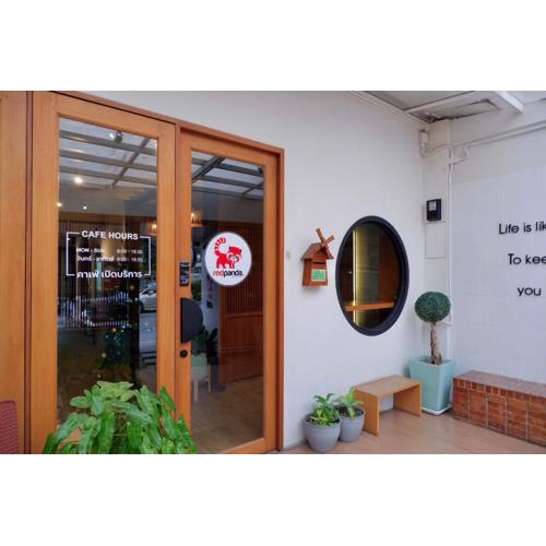 Red Panda Hostel & Cafe