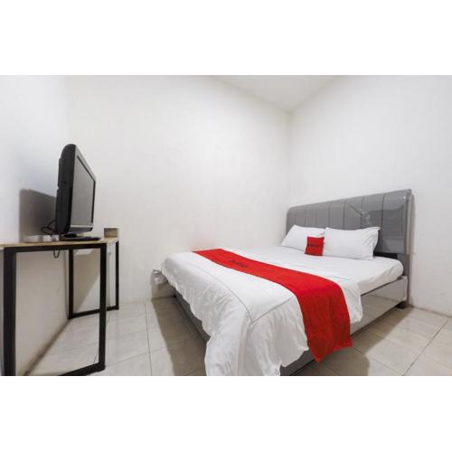 RedDoorz at Flamboyan Harapan Indah