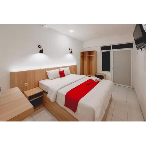 RedDoorz at Grand Mirza Near Pasar Grosir Batik Setono Pekalongan