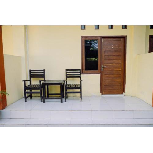 RedDoorz at Hening Homestay