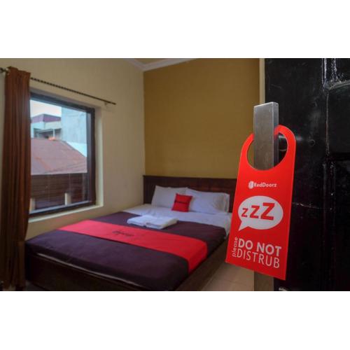 RedDoorz at Hotel Rich Parepare near Pantai Mattirotasi