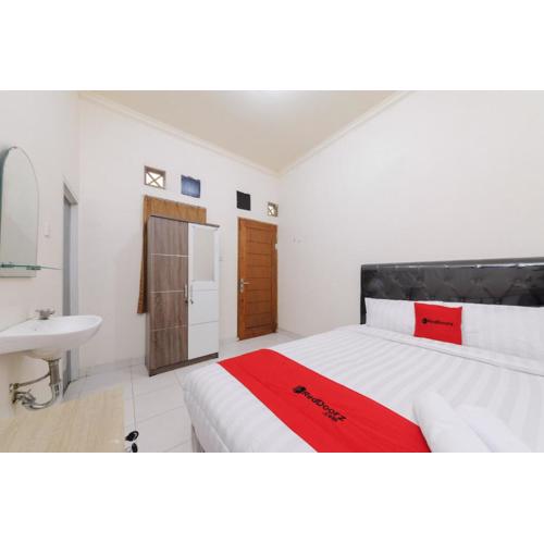 RedDoorz at Meruya Utara