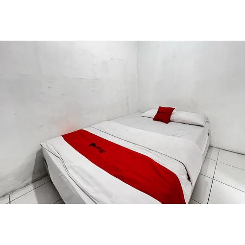 RedDoorz at Penginapan Bunda