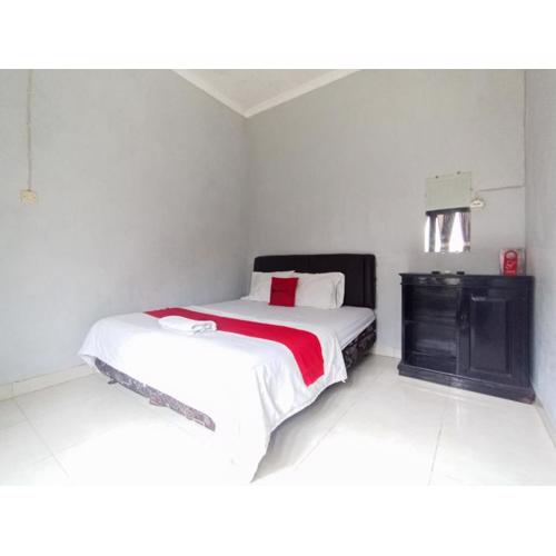 RedDoorz at Penginapan Hello Pacitan