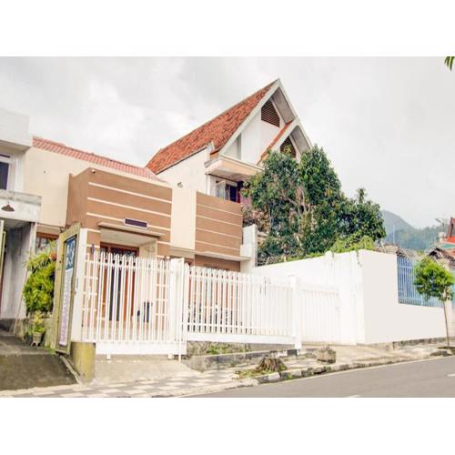 RedDoorz at WR Supratman Batu