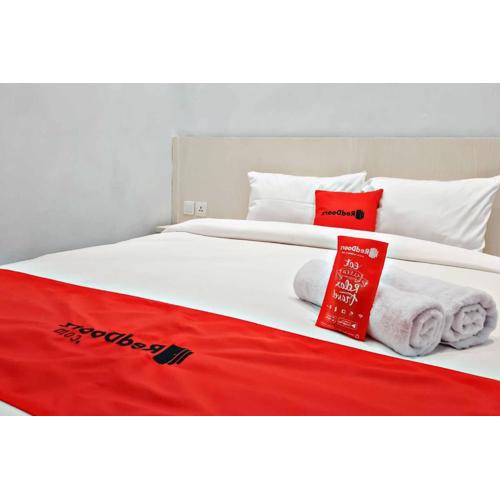 RedDoorz CBD Polonia Medan