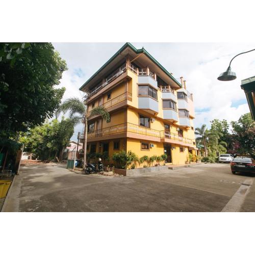 RedDoorz @ Farm Side Hotel Laoag City