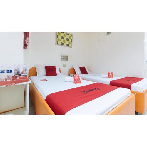 RedDoorz @ Golden Travellers Inn Antique