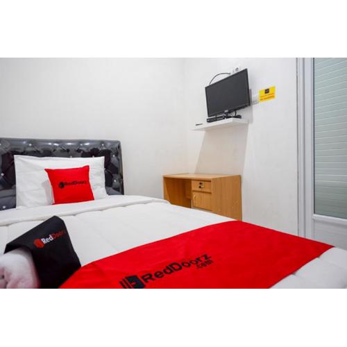 RedDoorz Hostel near Kota Lama Semarang