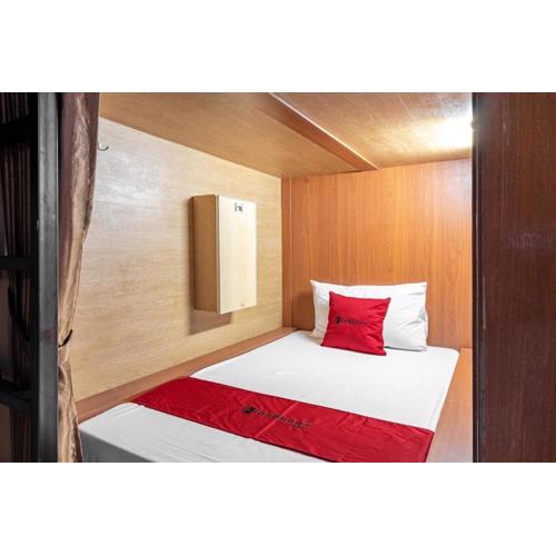 RedDoorz Hostel near LTC Glodok