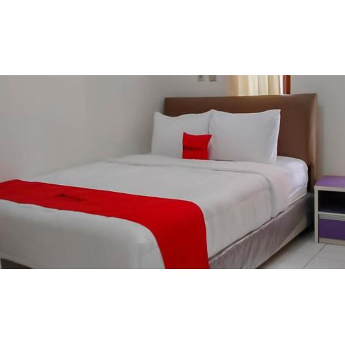 RedDoorz @ Jalan Ahmad Yani