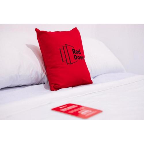 RedDoorz @ Kings Hotel near CSB Mall