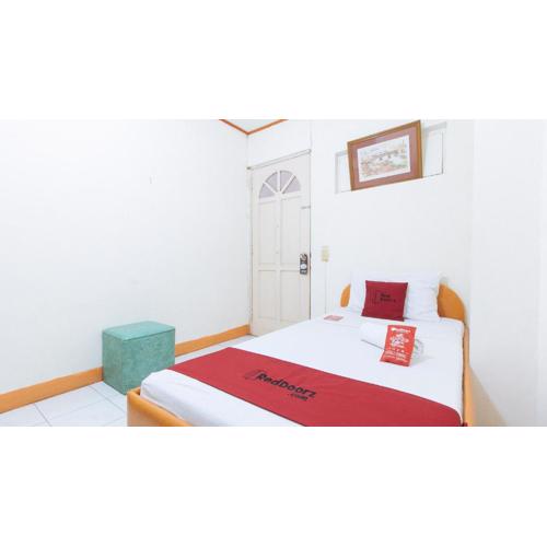 RedDoorz @ Malibu Room BF International Las Pinas