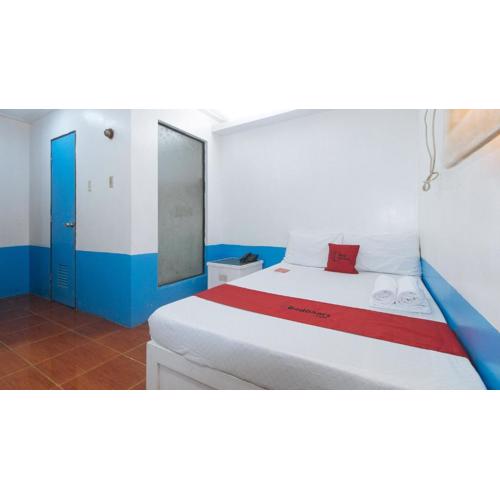 RedDoorz @ Moss Hotel Dasmarinas