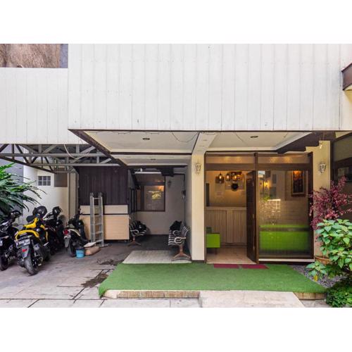 RedDoorz near Alun Alun Bandung 2