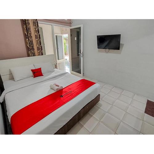 RedDoorz near Alun Alun Batu 2