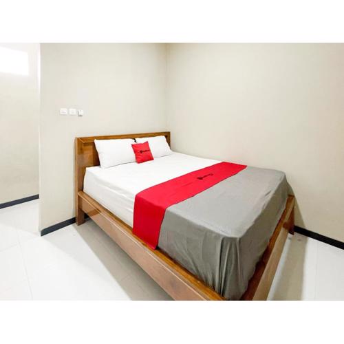 RedDoorz near Alun-Alun Purwokerto 3