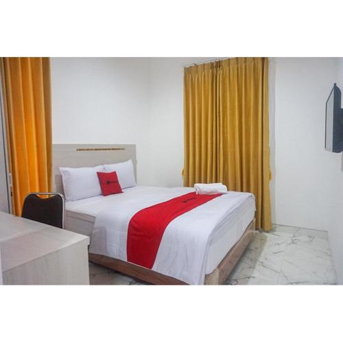 RedDoorz near Araya Family Club House