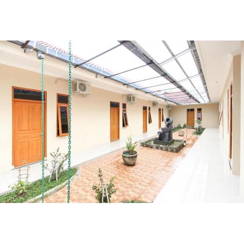 RedDoorz near Balekambang City Park