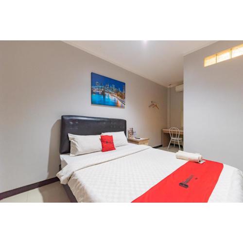 RedDoorz near Botani Square Mall