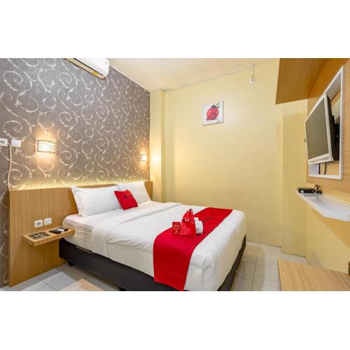 RedDoorz near Dino Park