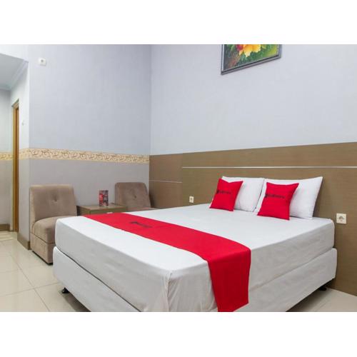 RedDoorz near Goa Panggung