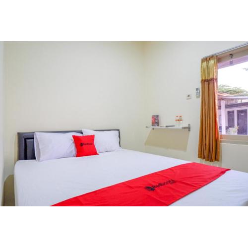 RedDoorz near GOR Satria 3