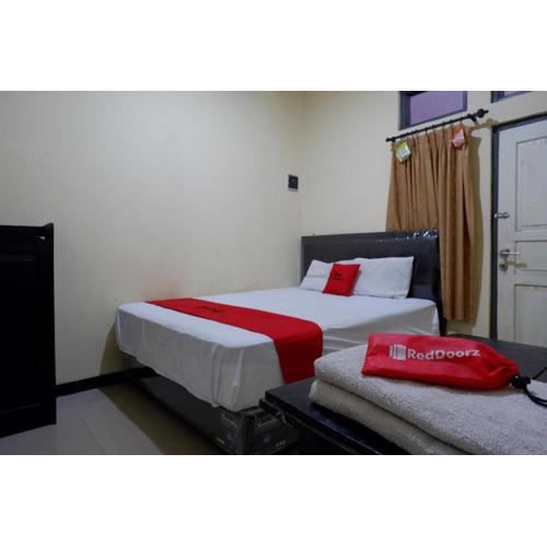 RedDoorz near GOR Wisanggeni