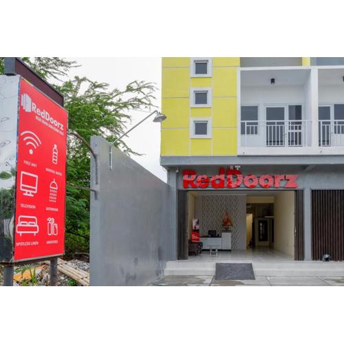 RedDoorz near Graha Saba Buana Solo