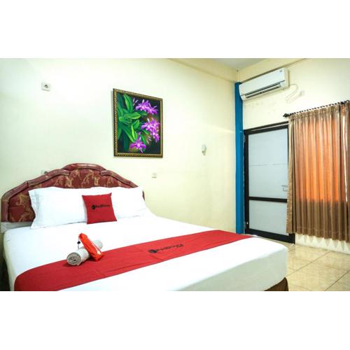 RedDoorz near H. Hasan Aroeboesman Airport