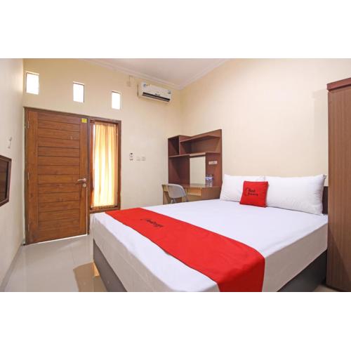 RedDoorz near Hartono Mall 3