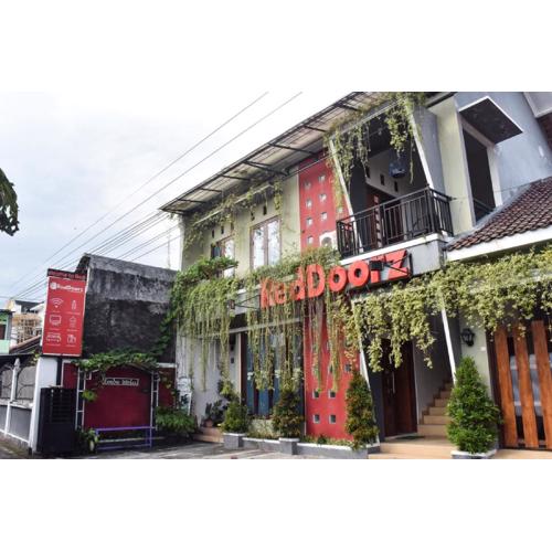 RedDoorz near Hartono Mall