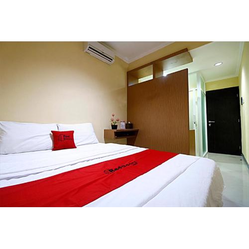 RedDoorz near ITC Cempaka Mas