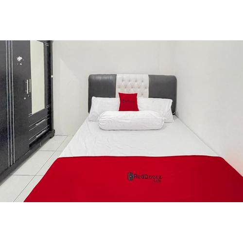 RedDoorz Near Karawang Central Plaza