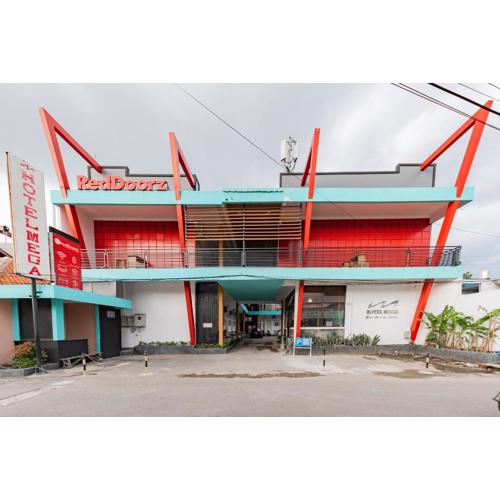 RedDoorz near Kejaksan Station Cirebon