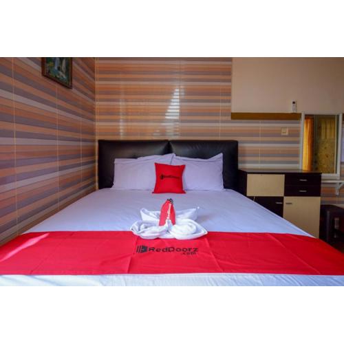 RedDoorz near Kendari Beach 2