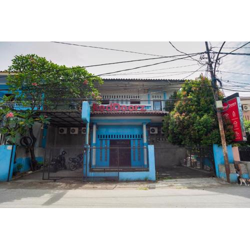 RedDoorz near Margonda Raya