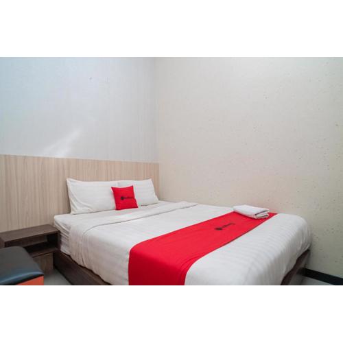 RedDoorz near Matahari Singosaren Solo