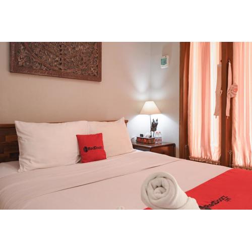 RedDoorz near Mertasari Beach 2