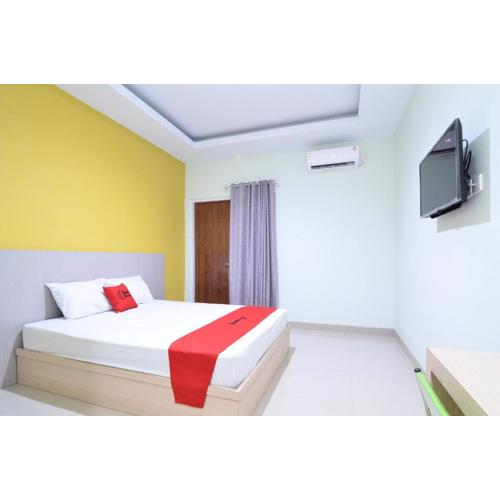 RedDoorz near Museum Keraton Surakarta