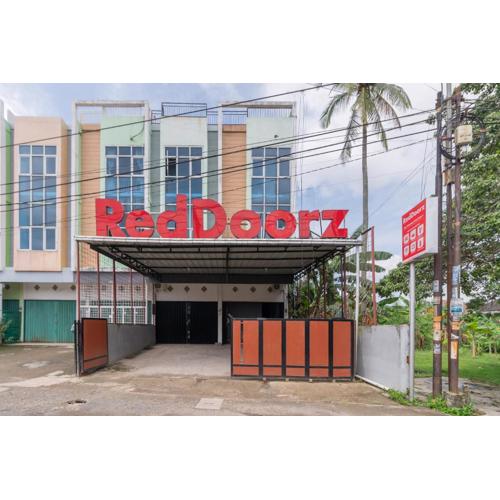 RedDoorz near Palembang Trade Center 4