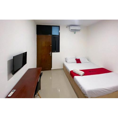 RedDoorz near Pasar Baru 4