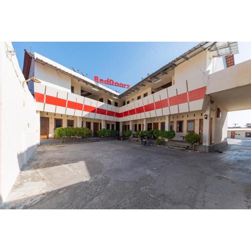 RedDoorz near Pasar Pagi 2 by Cassana