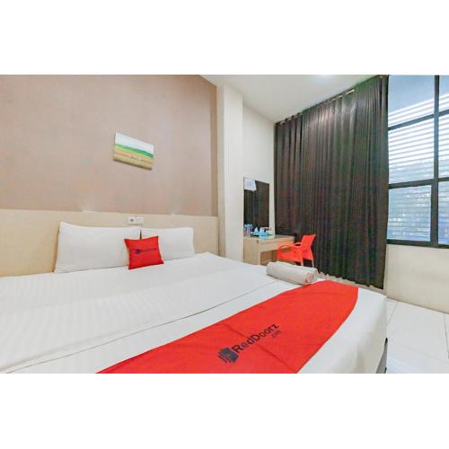 RedDoorz near Pasar Tarapung Siring Banjarmasin