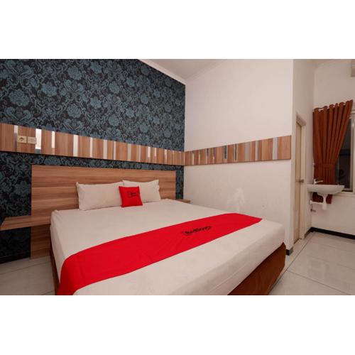 RedDoorz near Plaza Simpang Lima