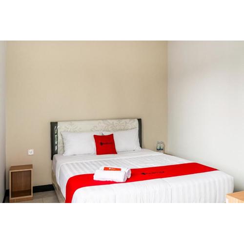 RedDoorz near Puri Indah Lippo Mall 2