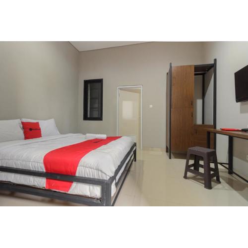 RedDoorz near Puri Indah Mall