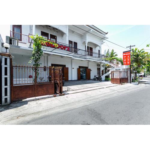 RedDoorz near Puro Mangkunegaran
